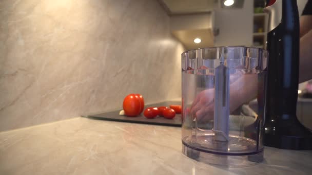 Vater kocht, Vater bereitet frische Bio-Tomaten und Knoblauch zum Hacken zu - Filmmaterial, Video