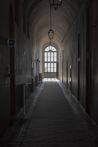 Een lange gang in de Villa d'este gebouw. Een sombere corridor zonder mensen. - Foto, afbeelding