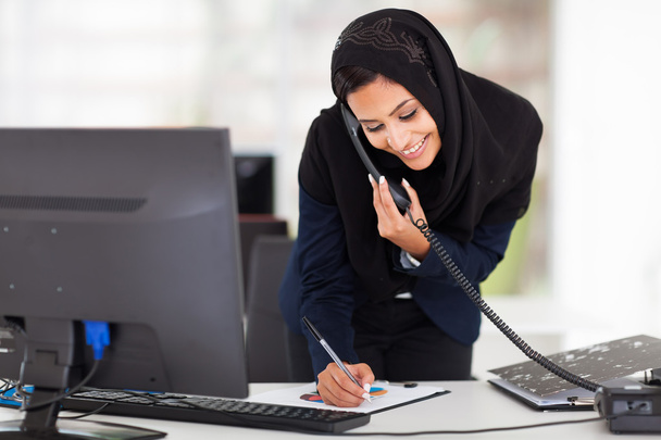 Middle eastern businesswoman working - Фото, зображення