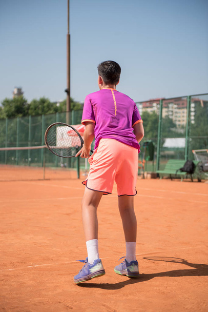 Young tennis player prepares for receiving the servis - Foto, imagen