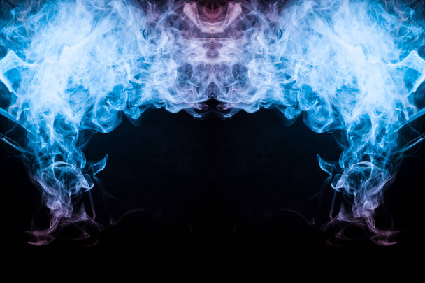 Фон рожевого, синьо-білого хвилястого диму у формі голови привида або людини містичного вигляду на чорній ізольованій землі. Яскравий абстрактний візерунок пари з вейпу
. - Фото, зображення