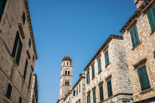 Campanario de iglesia dominicana alta en el casco antiguo de Dubrovnik, Croacia
 - Foto, Imagen