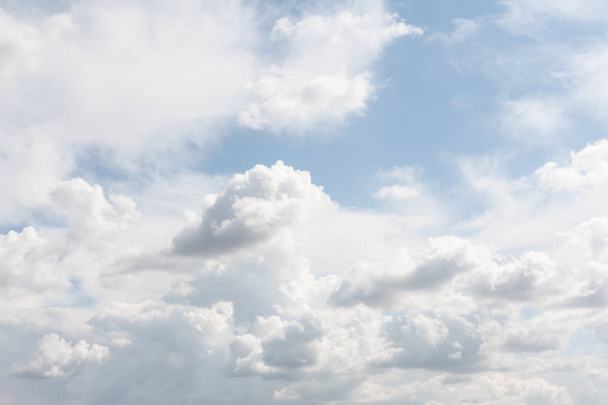 Естественный фон неба с облаками в светлой тональности. Абстрактное изображение природы для фонового использования
. - Фото, изображение