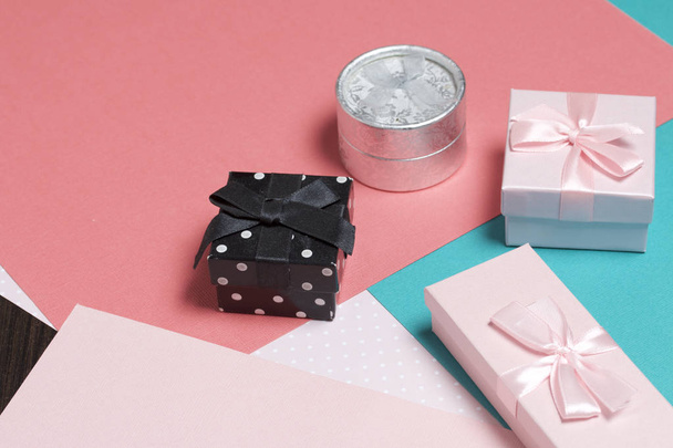 Wrapping presents. Gift boxes. Color paper for packaging. - Foto, afbeelding