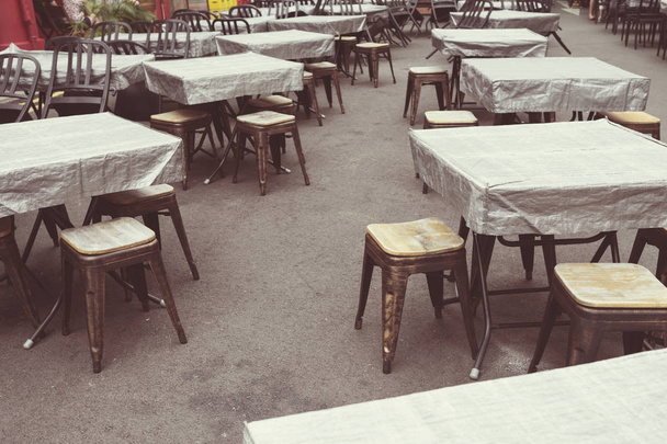 tables vides de la rue traditionnelle foodcourt à Singapour Chinatown
 - Photo, image