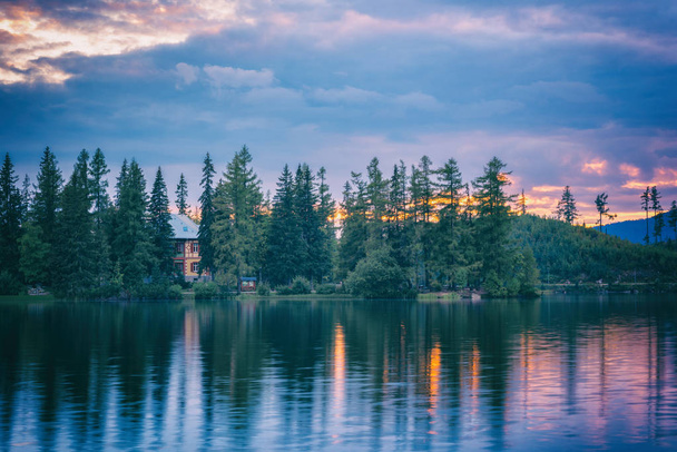 Niesamowity krajobraz Natura Tapety, zachmurzony kolorowy zachód słońca nad alpejskie Jezioro Szczyrbskie pleso, Tatry Wysokie, Słowacja (Slovensko) - Zdjęcie, obraz