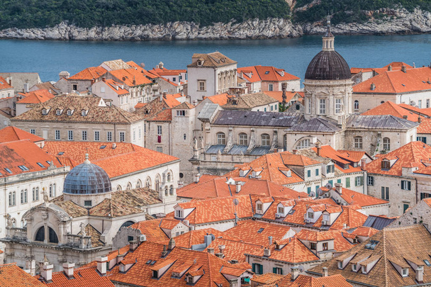 Näkymä Dubrovnikin vanhoihin taloihin, nähtynä Vanhankaupungin linnoitetuista muureista
 - Valokuva, kuva