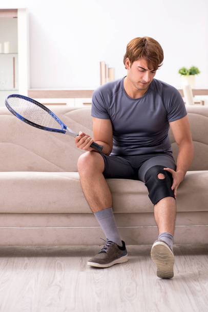 Sérült férfi lábadozik otthon sportsérülés - Fotó, kép