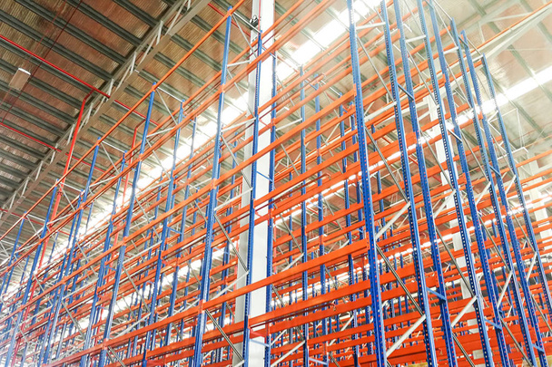 Nahaufnahme leerer Lagerregale für die Logistikbranche - Foto, Bild