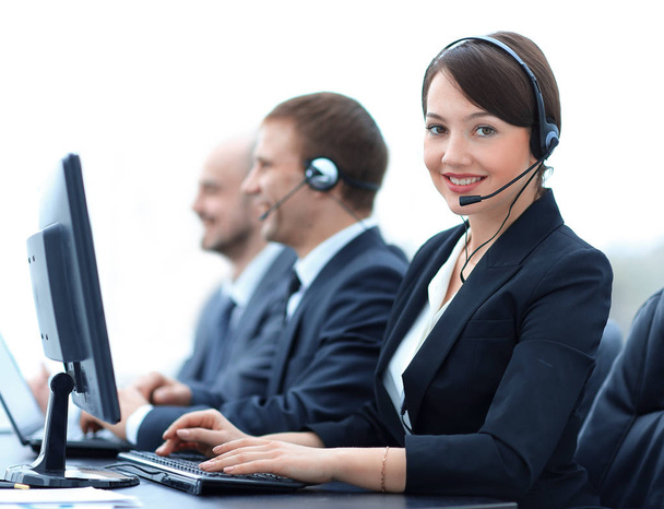 Agente de atendimento ao cliente feminino com fone de ouvido trabalhando em um call center
 - Foto, Imagem