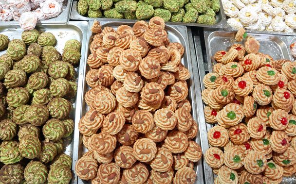 veel gebak en delicatessen met amandel plakken typische van Zuid-Italië - Foto, afbeelding