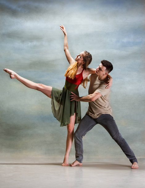 Two people dancing - Фото, зображення