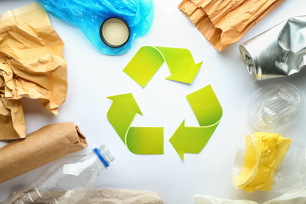 Různé smetí se symbolem recyklace na bílém pozadí. Koncept ekologie - Fotografie, Obrázek