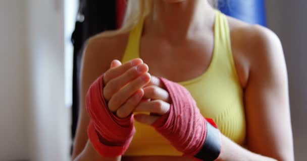 Young female boxer practicing boxing in fitness studio 4k - Filmmaterial, Video