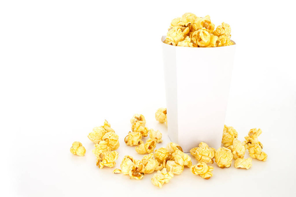 Popcorn weiße Schachtel auf weißem Hintergrund - Foto, Bild