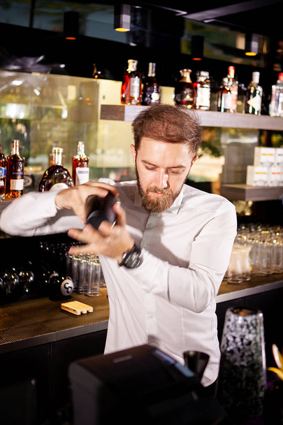 Cóctel de alcohol en el bar. Cantinero prepara un cóctel alcohólico
 - Foto, Imagen