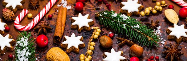 Fond de Noël avec des biscuits Star Gingerbread et décorations de vacances sur fond vieux rouillé. Concentration sélective
. - Photo, image