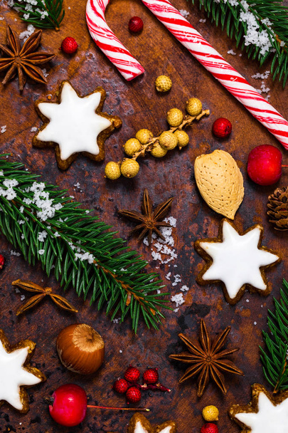 Weihnachten Hintergrund mit Sterne-Lebkuchen und Weihnachtsdekoration auf alten rostigen Hintergrund. Selektiver Fokus. - Foto, Bild