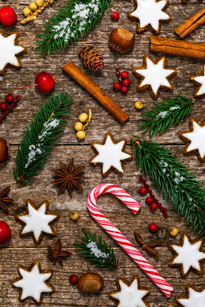 Karácsonyi ünnep csillag mézeskalács cookie-kat dekoráció fából készült háttér háttér. Szelektív összpontosít. - Fotó, kép