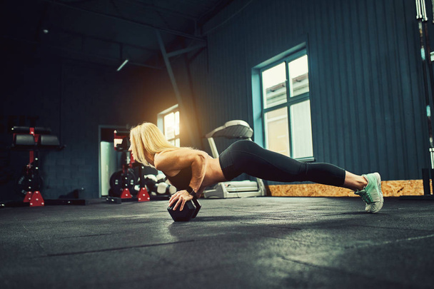 Sports girl in the gym doing exercises. - Fotoğraf, Görsel
