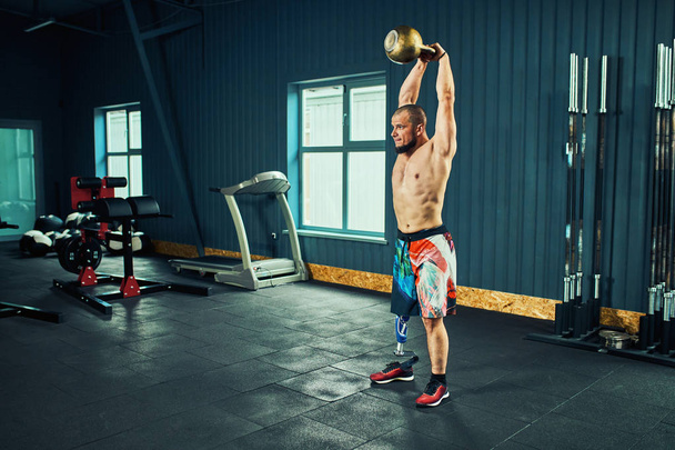 Sportsman with prosthesis working out in gym - Zdjęcie, obraz