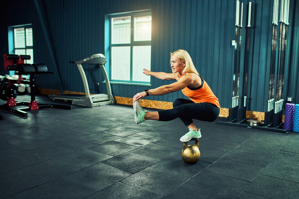 Sports girl in the gym doing exercises - Foto, Imagem