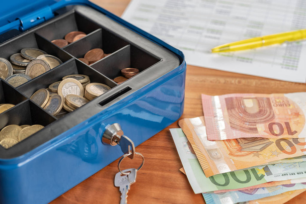 Een kassa met eurobankbiljetten en euromunten - Foto, afbeelding