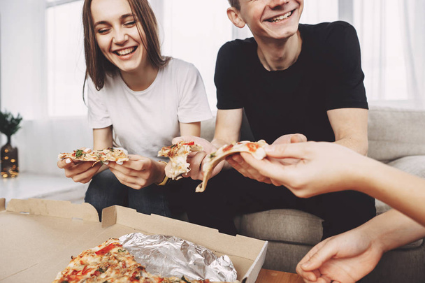 food delivery, leisure, party. people eating pizza - Foto, imagen