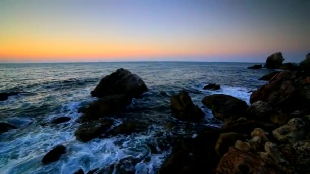 Mooie zonsopgang boven de rotsachtige kust - Video