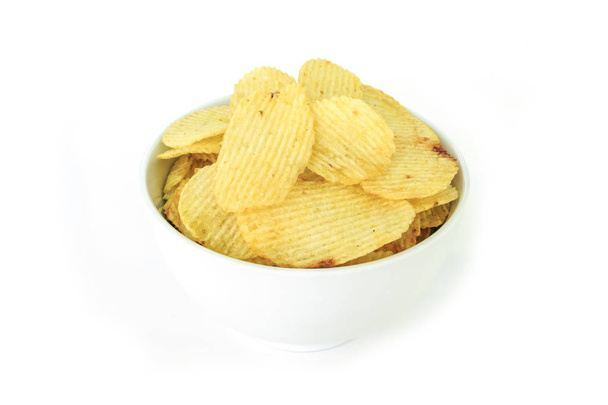křupavé bramborové lupínky nezdravé potraviny nezdravé potraviny na misku bílé pozadí - Fotografie, Obrázek