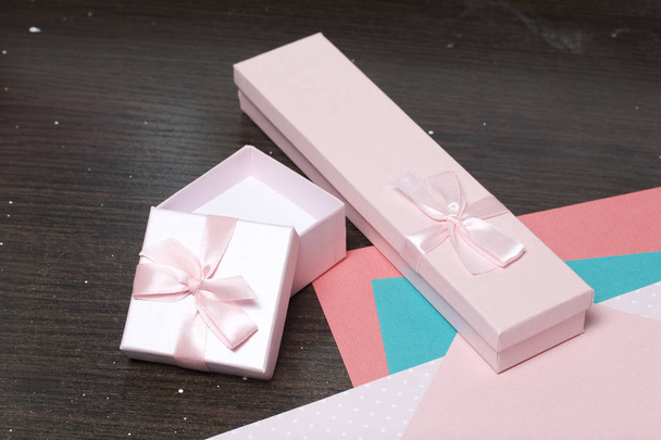 Wrapping presents. Gift boxes. Color paper for packaging. - Foto, Bild