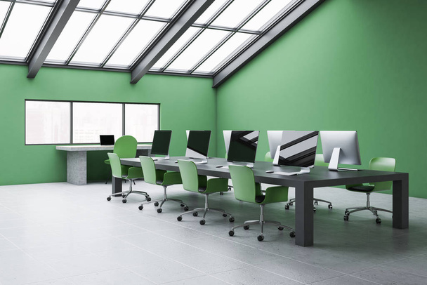 Angolo di ufficio sottotetto con pareti verdi, pavimento piastrellato, lungo tavolo grigio con computer e sedie verdi e tavolo enorme computer vicino alla finestra. rendering 3d
 - Foto, immagini