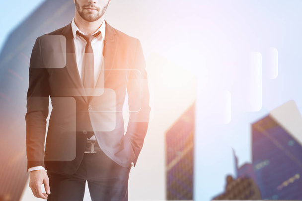 Портрет невпізнаваного бородатого бізнесмена, що стоїть з рукою в кишені над міським пейзажним тлом з захоплюючим інтерфейсом на передньому плані. Тоноване зображення подвійної експозиції
 - Фото, зображення