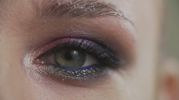 Macro close-up womans blinking eye. Beauty make up of green eye in slow motion - Záběry, video