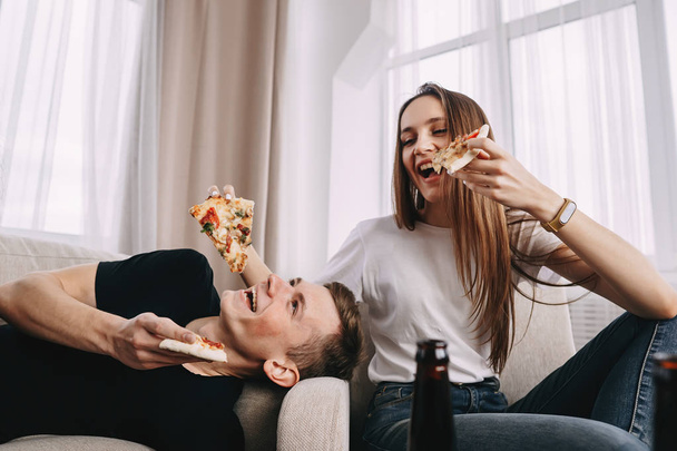 party, friendship, food delivery, people eat pizza - Foto, Bild