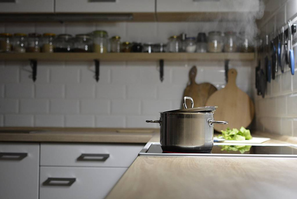 ruoanlaitto illallinen valkoinen moderni keittiö
 - Valokuva, kuva