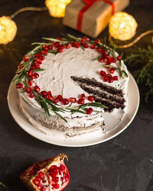 chocolate cake with pomegranate and rosemary (the cake is creamy with chocolate). top view. - Foto, Imagem