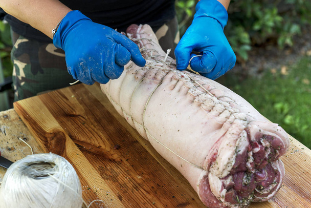 Hentes kötődik hús tekerni pochette sertéssült vágódeszka - Fotó, kép