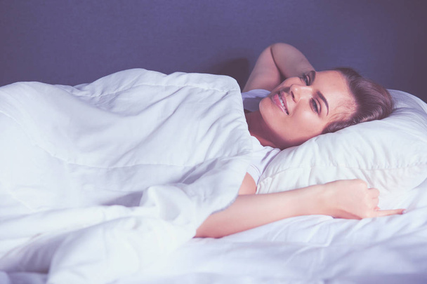 krásná mladá blond žena spí v posteli - Fotografie, Obrázek