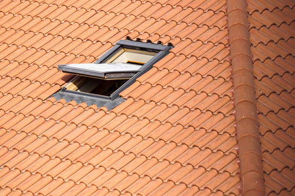 Çatı vasistas veya velux windows ile yakın çekim - Fotoğraf, Görsel
