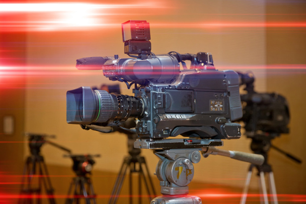Videokameran linssi - tallennusohjelma TV-studiossa - tarkennus kameran aukkoon
 - Valokuva, kuva