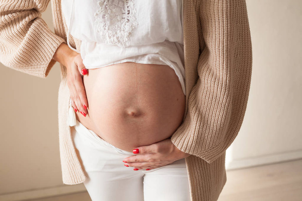 raskaana olevat naiset vatsa ja lempeä kädet äiti
 - Valokuva, kuva