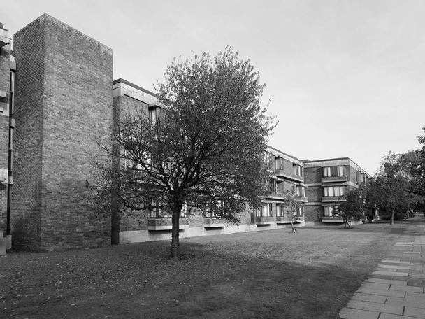 CAMBRIDGE, Reino Unido - CIRCA OCTUBRE 2018: Churchill College en blanco y negro
 - Foto, imagen