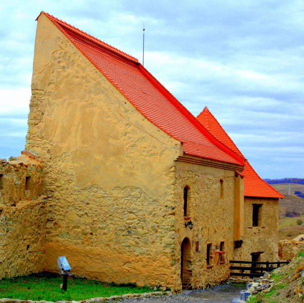 Fortaleza na aldeia Feldioara, construída pelos cavaleiros teutónicos há 900 anos, na Transilvânia, Roménia
 - Foto, Imagem