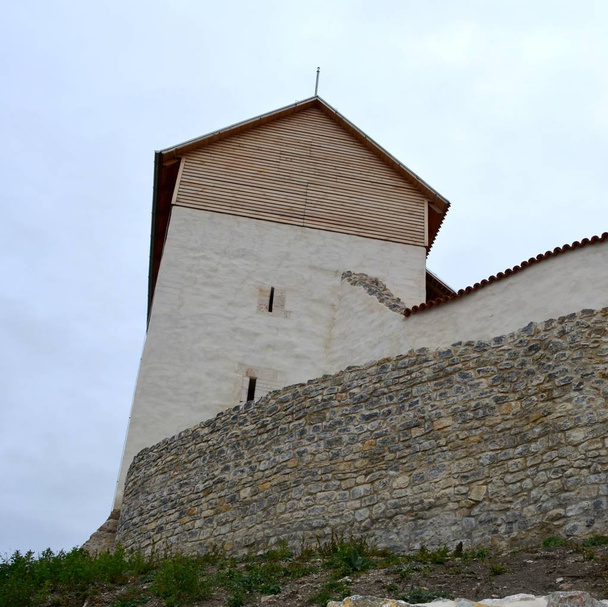 Forteresse dans le village Feldioara, construite par les chevaliers teutoniques il y a 900 ans, en Transylvanie, Roumanie
 - Photo, image