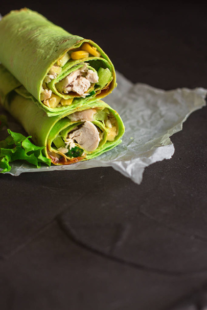 Burrito wraps green with meat and vegetables (tortilla wraps). вид сверху. копировальное пространство
 - Фото, изображение