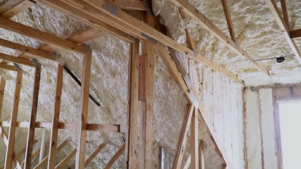 Nowa konstrukcja domu z instalacją izolacji termicznej na poddaszu - Materiał filmowy, wideo