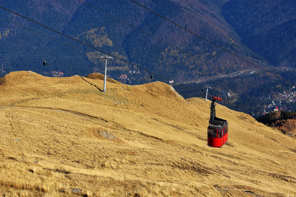 Téléphérique rouge à 2000m à Bucegi Mountains, saison d'automne, Sinaia, Roumanie
 - Photo, image
