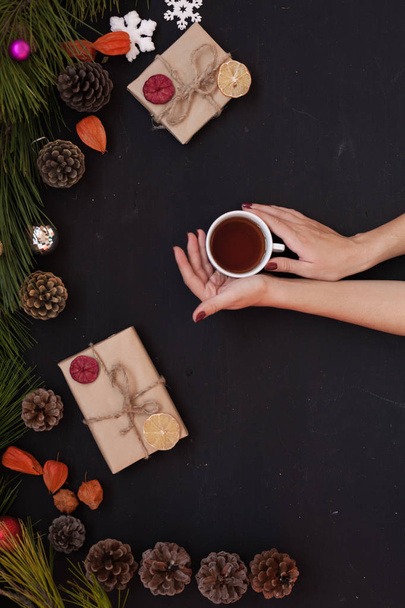 Csésze tea ajándékok tartó karácsonyi újévi női kezek - Fotó, kép