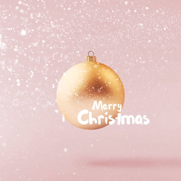 Різдвяна концепція. Творча різдвяна концепція, зроблена шляхом падіння в повітрі блискучої дрібнички над рожевим тлом. Мінімальна концепція
 - Фото, зображення